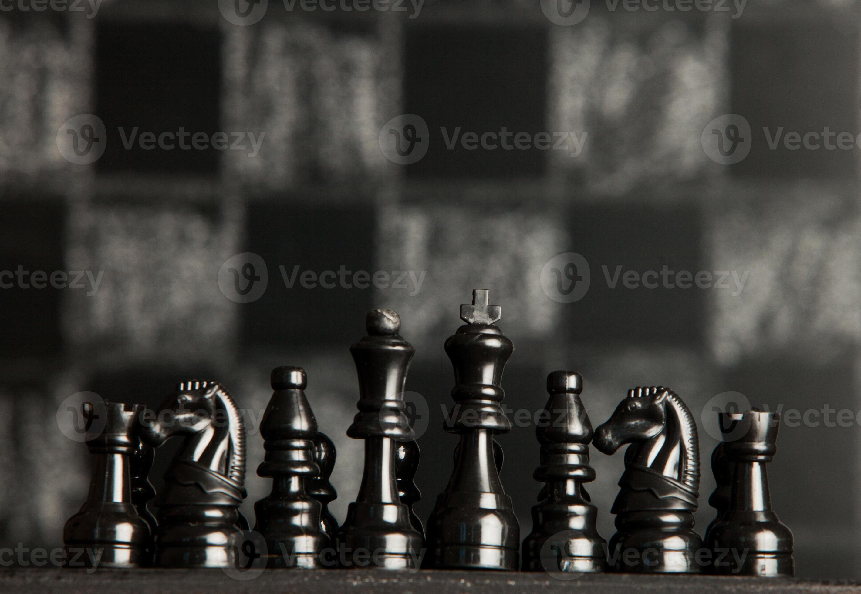 tabuleiro de xadrez com peças de xadrez. xadrez no fundo escuro. conceito  de sucesso empresarial. estratégia. xeque-mate. 9273540 Foto de stock no  Vecteezy