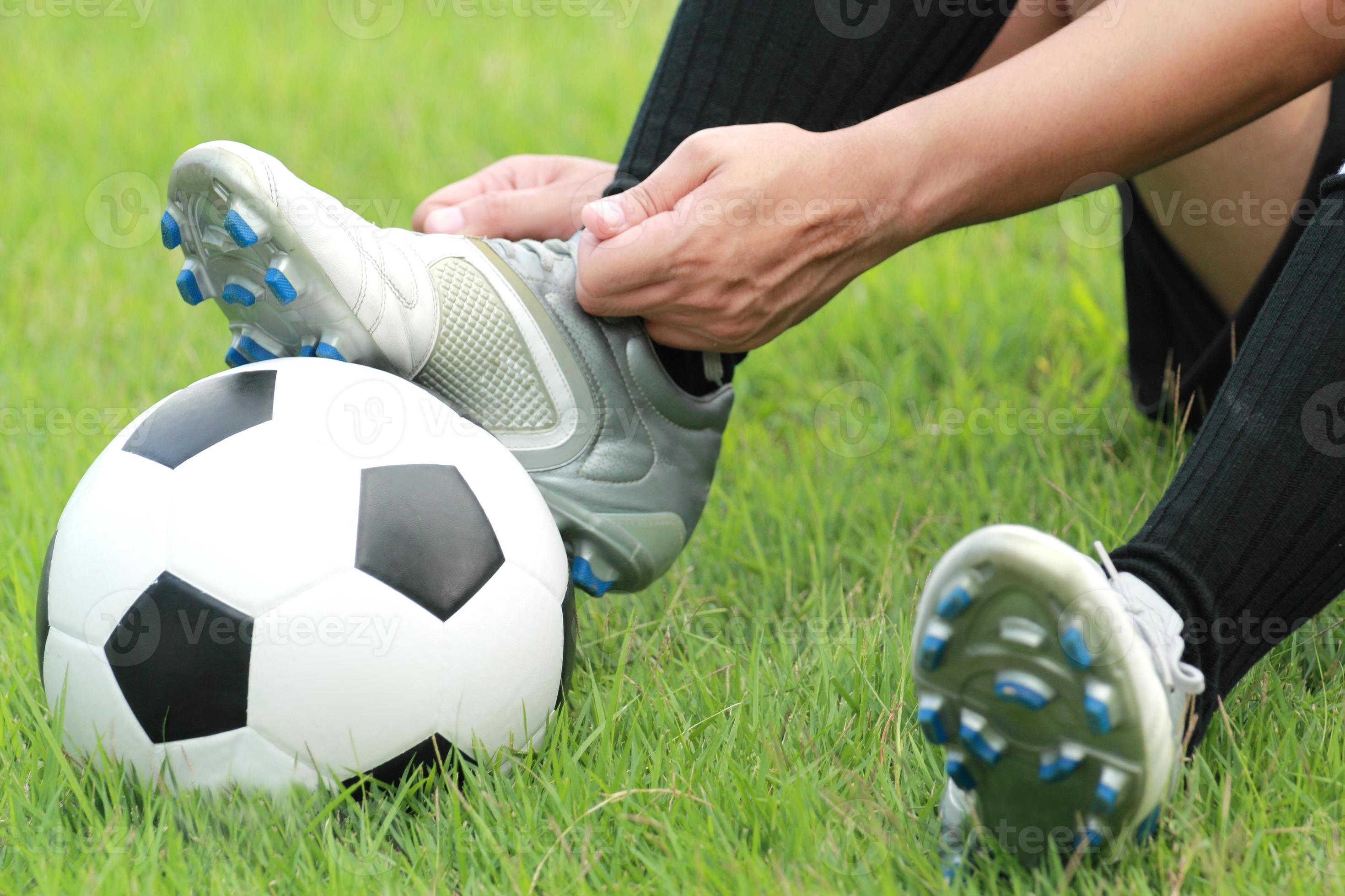 Pé Do Jogador De Futebol Na Bota Do Futebol Na Bola Foto de Stock