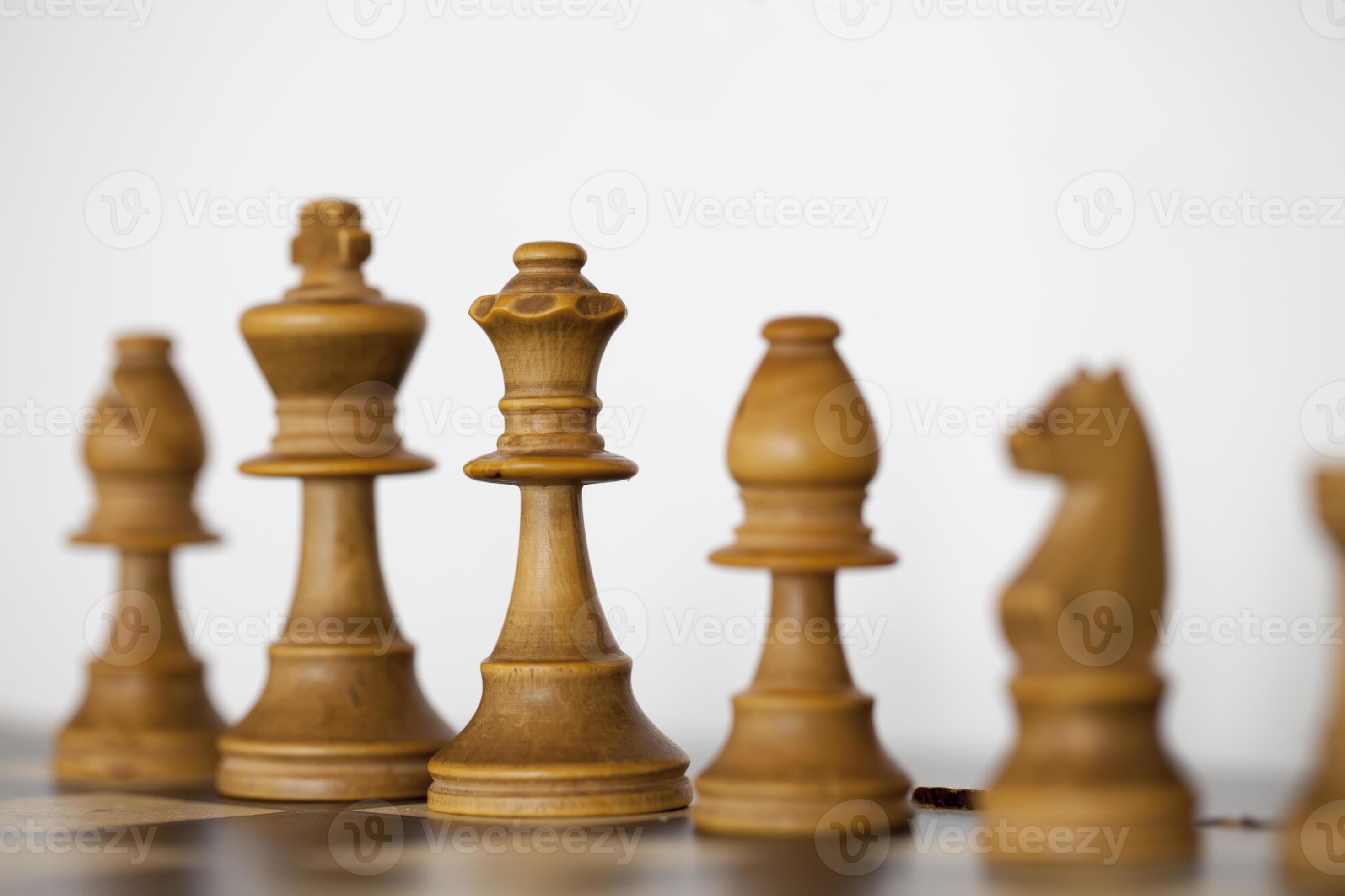vista lateral do tabuleiro de xadrez de madeira com peças de xadrez  10825202 Foto de stock no Vecteezy