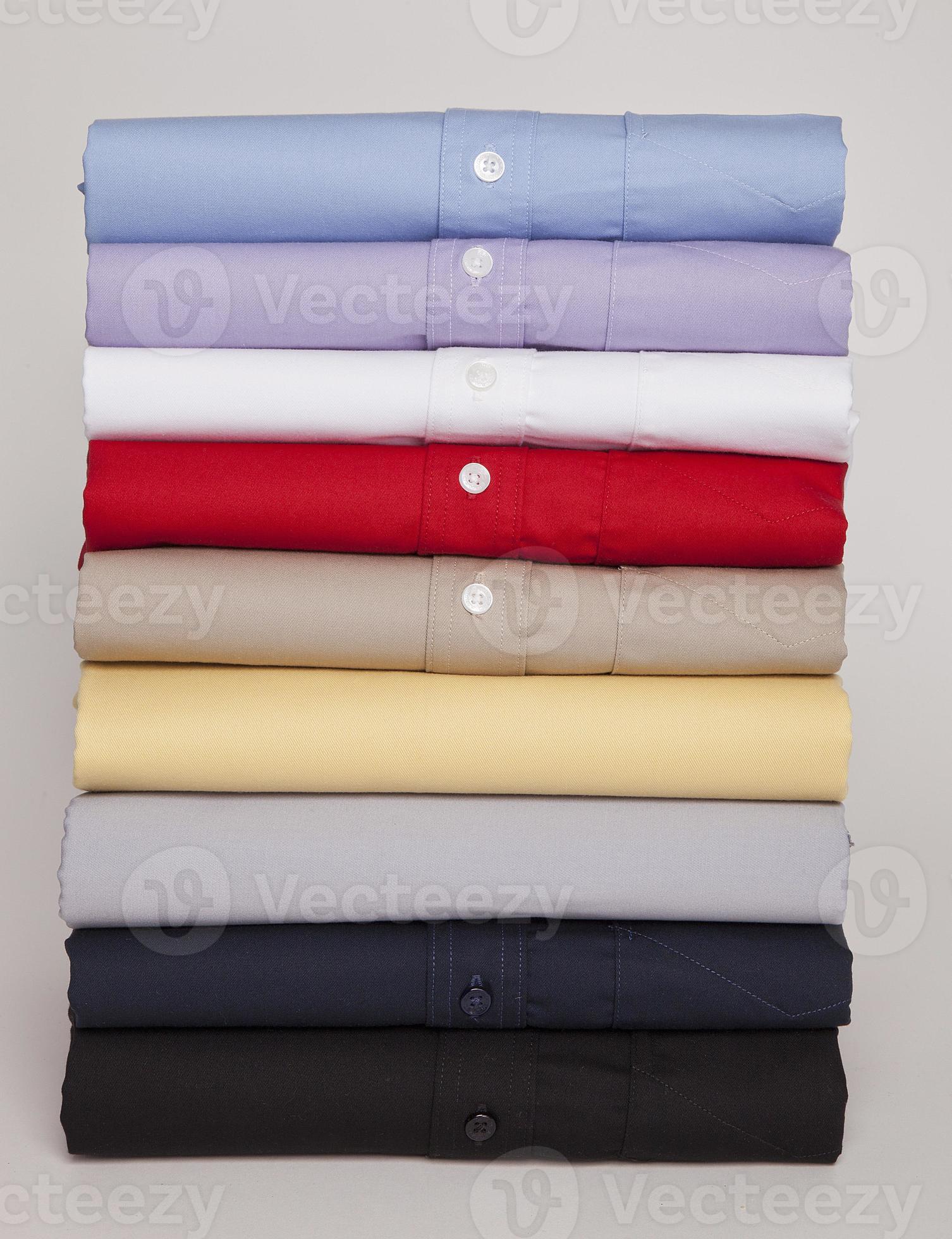 camisas em diversas cores e texturas foto
