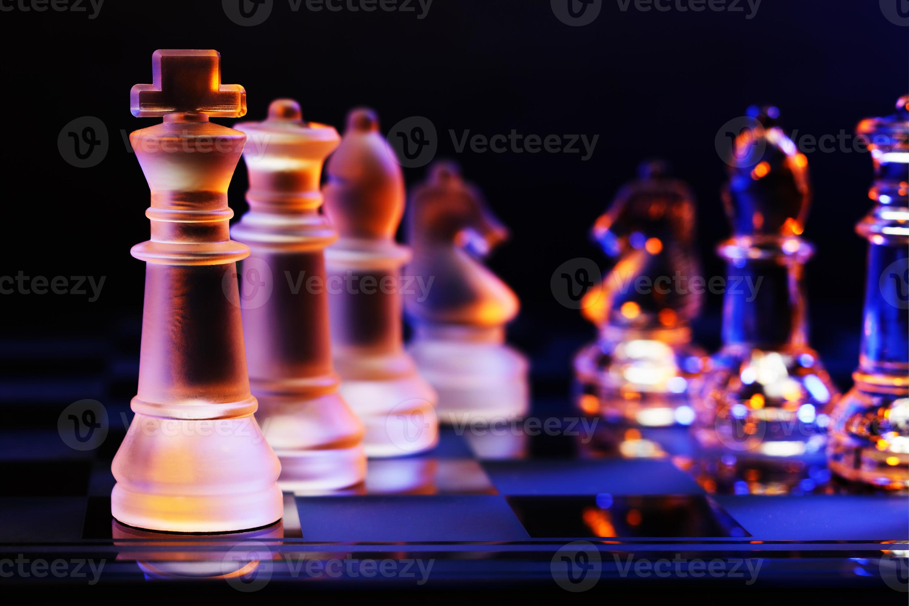 xadrez de vidro no tabuleiro de xadrez iluminado pela luz azul e laranja  934220 Foto de stock no Vecteezy