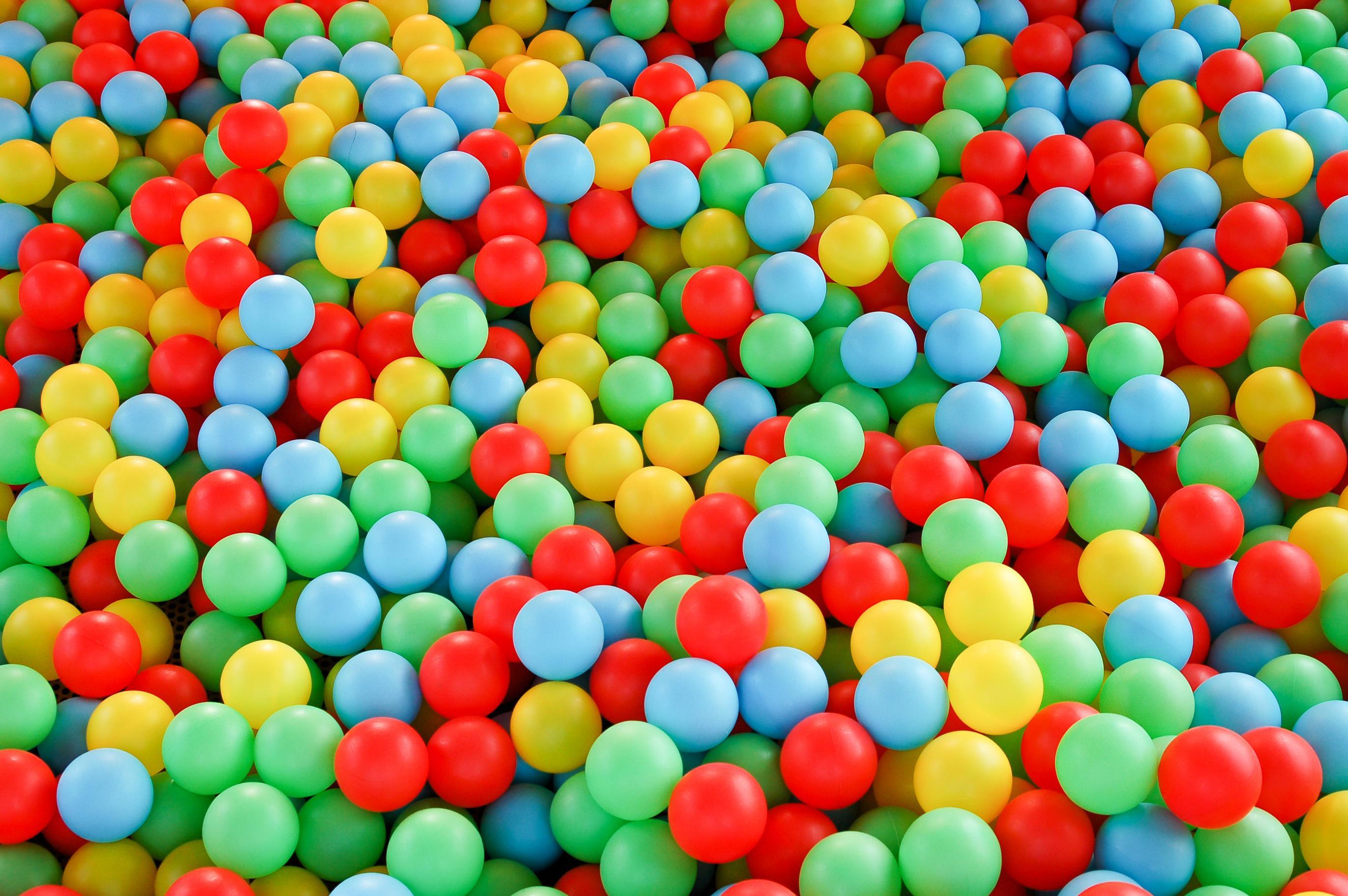 Bolas de plástico coloridas na grande piscina seca no centro de