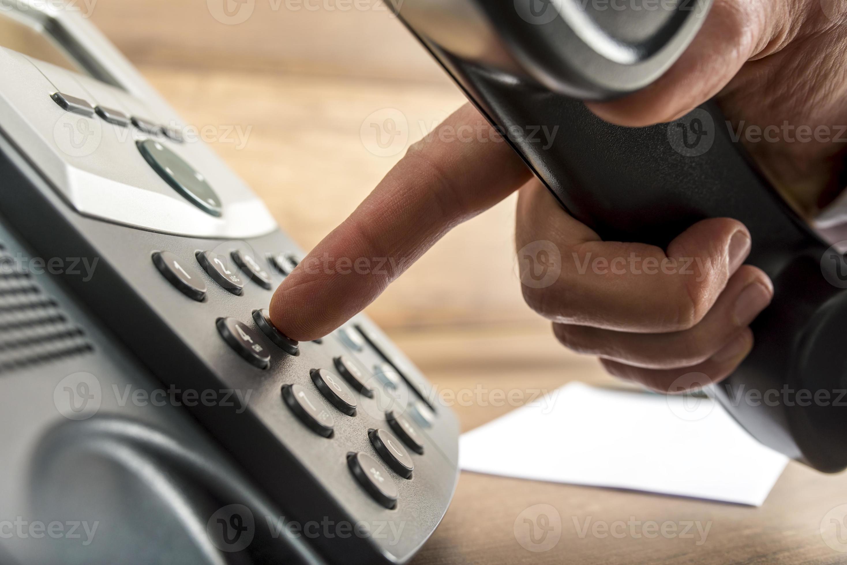 mão discar um número de teclado de telefone, comunicação entre em contato  conosco atendimento ao cliente. 13305407 Foto de stock no Vecteezy