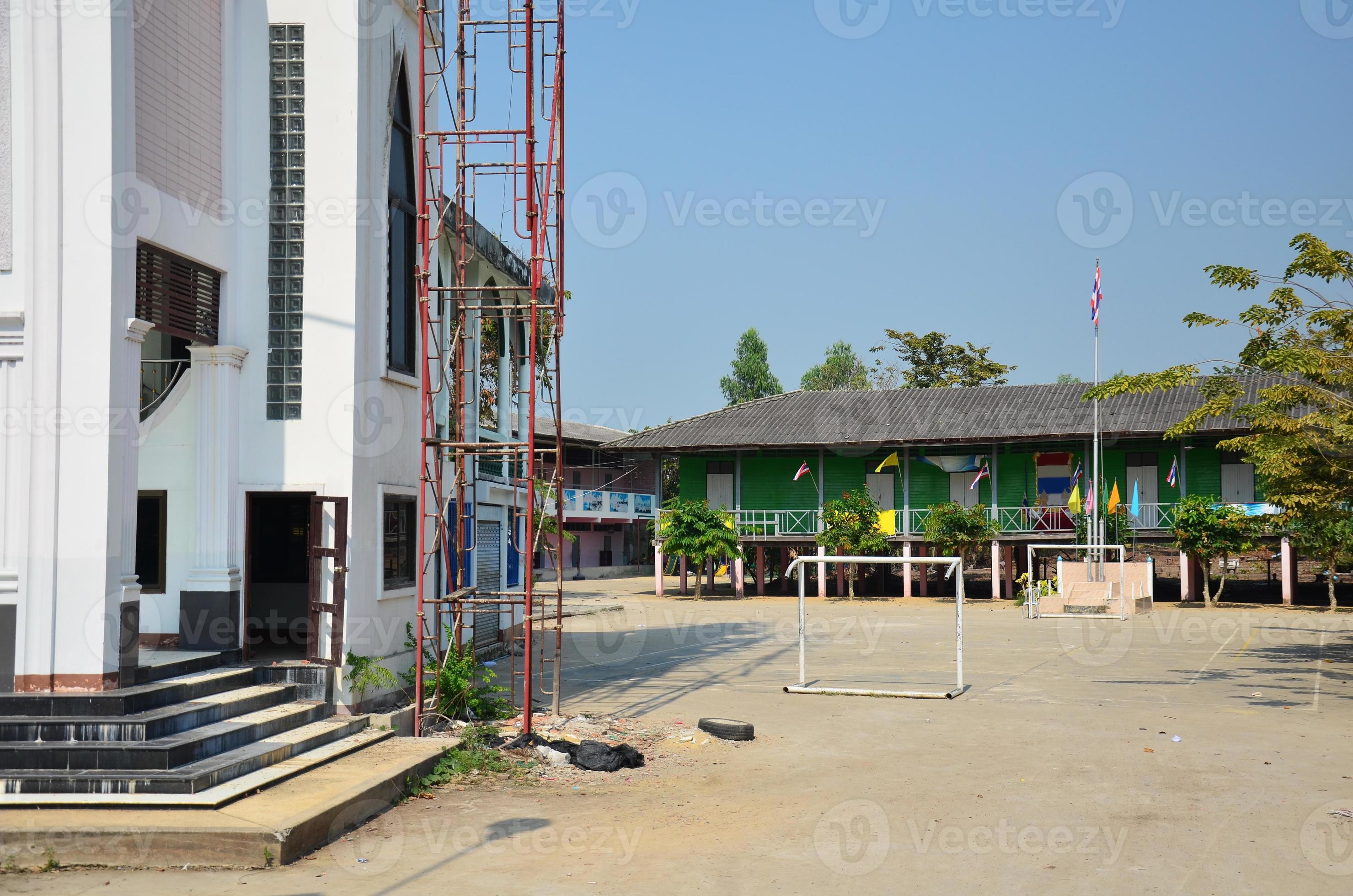 edifício de escola de crianças na zona rural em pathum thani Tailândia foto