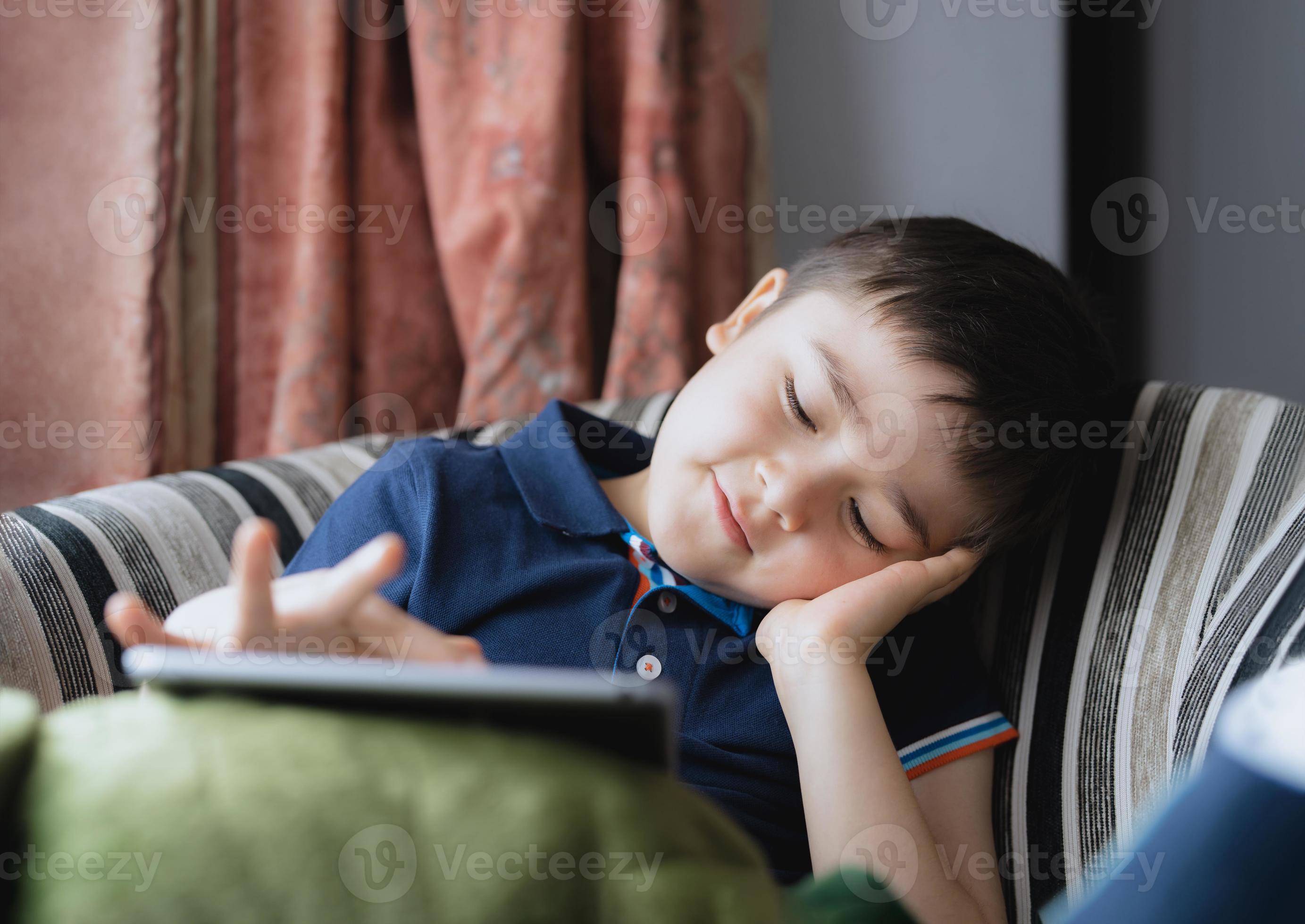 criança jogando jogo online com amigos no tablet, retrato cinematográfico  jovem menino chamada de vídeo com