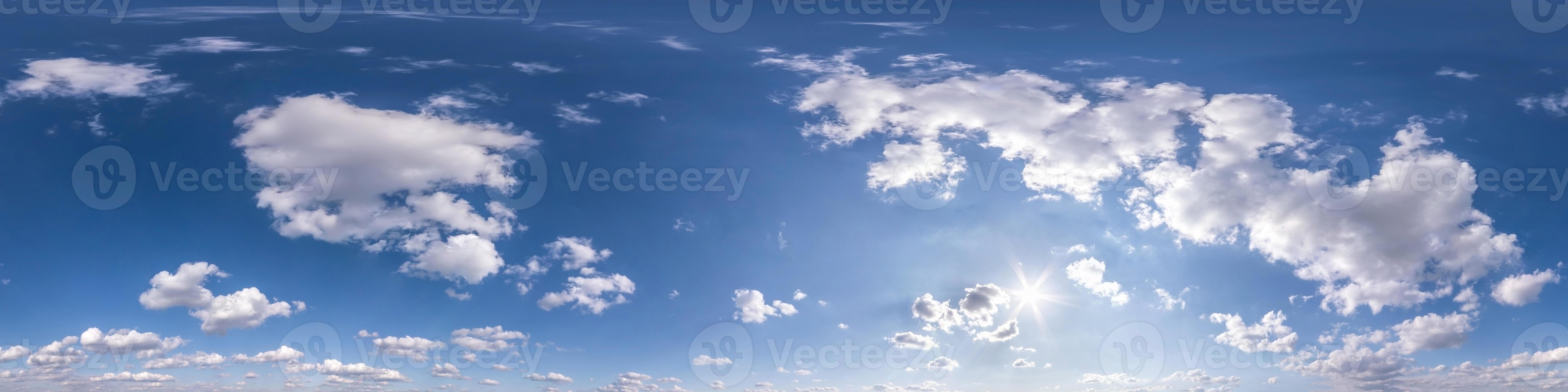 céu azul com lindas nuvens fofas sem chão. panorama hdri sem costura visão  de ângulo de 360 graus para uso em gráficos 3D ou desenvolvimento de jogos  como cúpula do céu ou