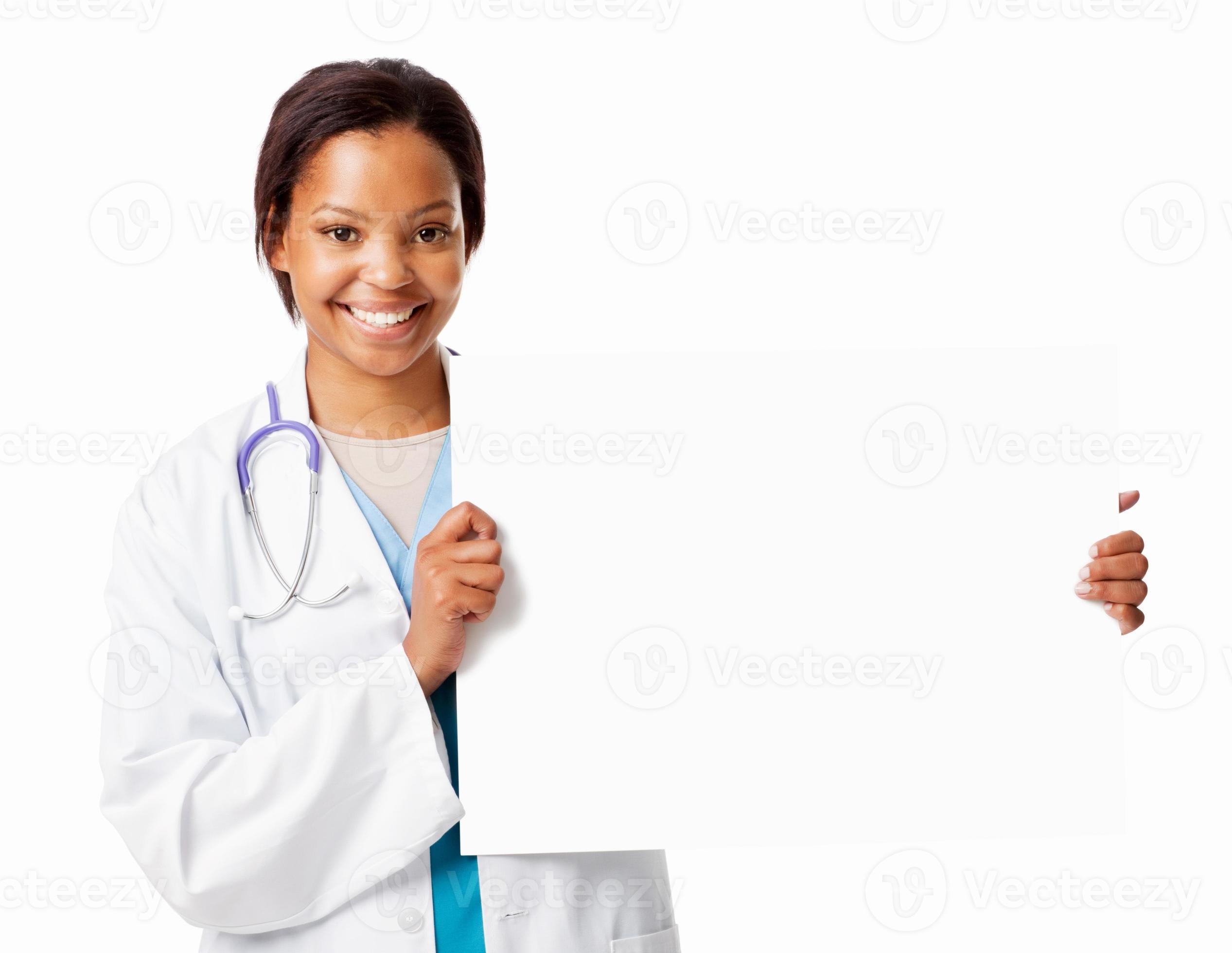 trabalhador de saúde feminina segurando um cartaz em branco - isolado foto