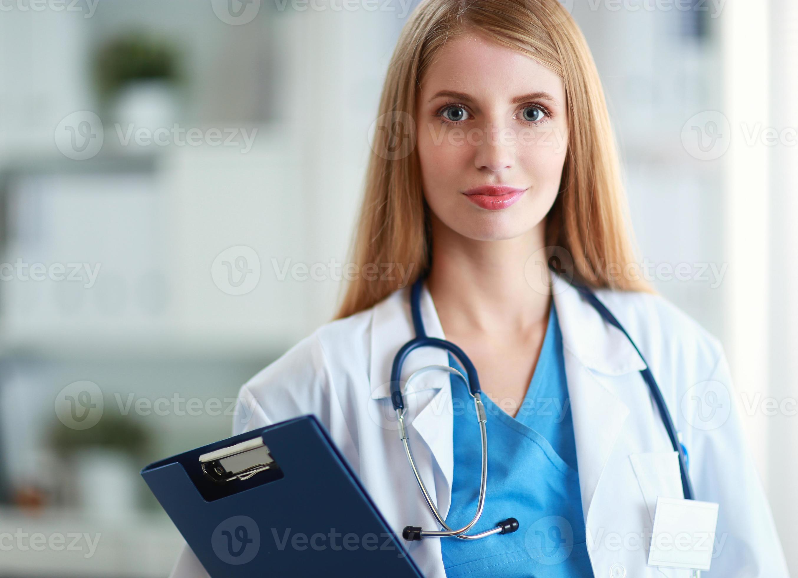retrato do doutor mulher com pasta no corredor do hospital foto