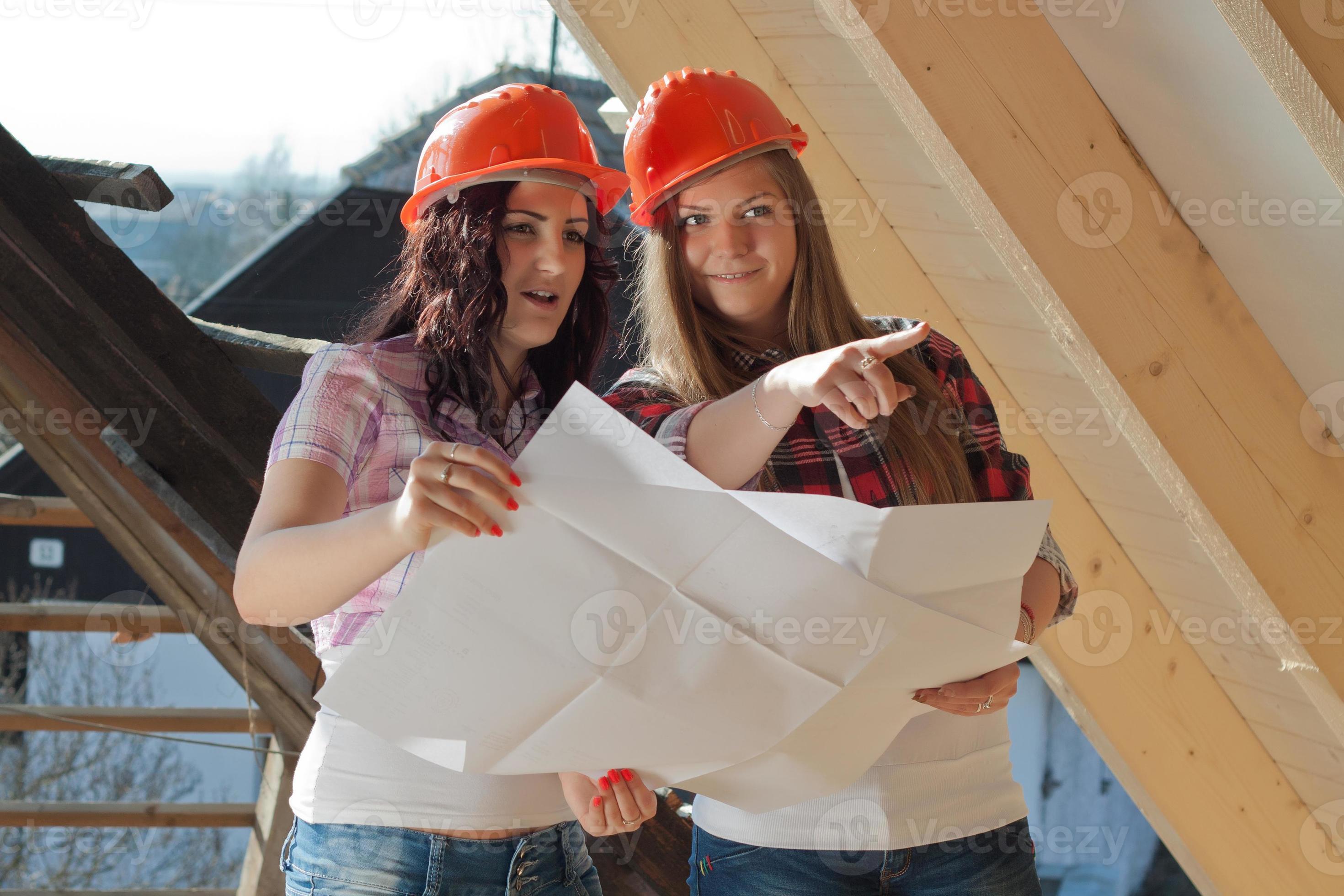 duas jovens trabalhadoras no telhado foto