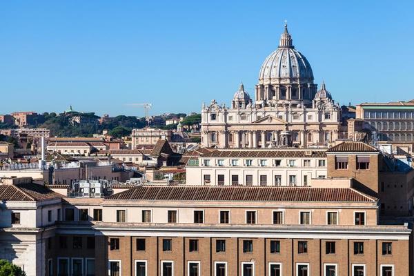 fachadas escuras de casas na rua estreita em roma 12256485 Foto de stock no  Vecteezy