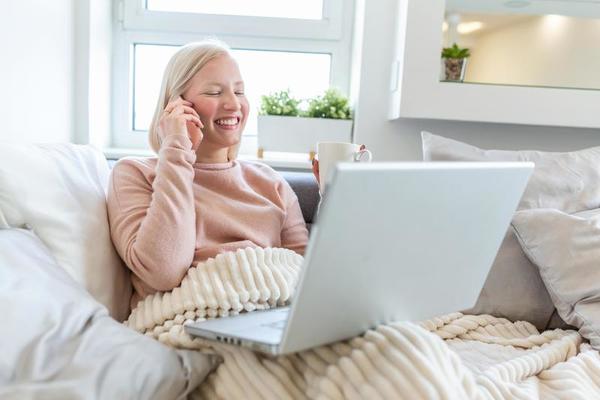 Linda Dama Alegre Usando Laptop Para Conversar Com Uma Foto De