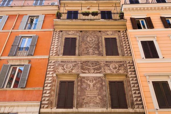 fachadas escuras de casas na rua estreita em roma 12256485 Foto de stock no  Vecteezy