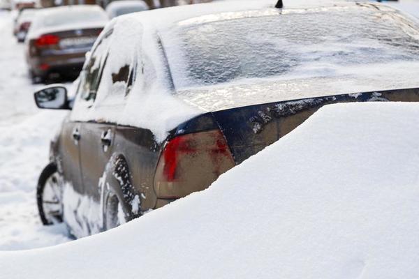 carro estacionado coberto de neve na rua no dia de inverno após a nevasca  12611136 Foto de stock no Vecteezy