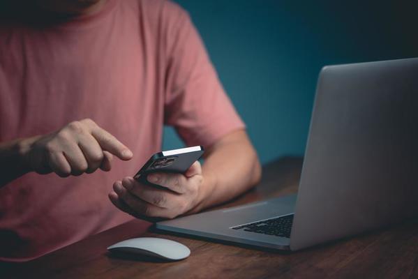 mão discar um número de teclado de telefone, comunicação entre em contato  conosco atendimento ao cliente. 13305407 Foto de stock no Vecteezy