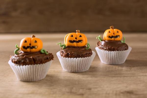 Sobremesa De Heloween: Grupo De Monstro Engraçados, De Fantasma, De Aranha  Feita Do Bolinho De Amêndoa Dos Biscoitos Com Crosta D Foto de Stock -  Imagem de feriado, doce: 126673770