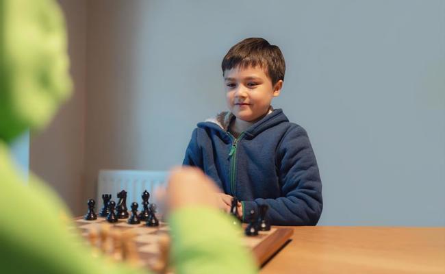 Jogar Xadrez Como Uma Maneira De Se Divertir Enquanto Fica Em Casa Com Sua  Família Imagem de Stock - Imagem de quarto, estratégia: 179099711