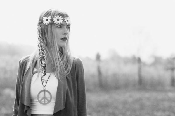 garota em traje hippie, estilo revolucionário dos anos 1970