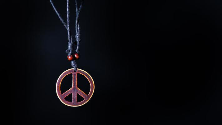 símbolo de paz de madeira anexado a colar de corda fadas amam