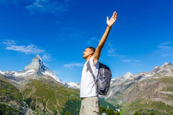 Meditação relaxante do viajante com vista serena das montanhas. viagens de  estilo de vida caminhadas conceito férias de verão ao ar livre. caminhante  feliz vencendo alcançando objetivo de vida, sucesso, liberdade e  felicidade, conquista