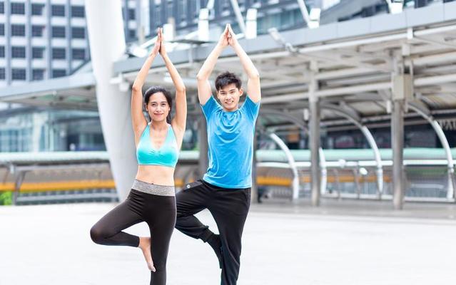 exercício de ioga de mulher saudável para relaxar exercício de