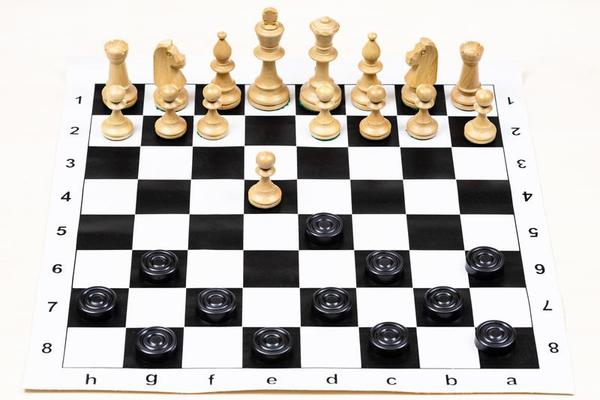 Preto bispo contra branco xadrez peças em borda 20299412 Foto de