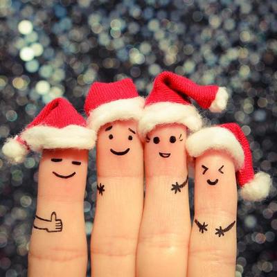 A arte dos dedos da família celebra o natal. conceito de grupo de pessoas  sorrindo em chapéus de ano novo.
