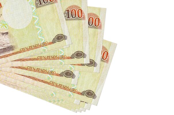 Reais, notas de dinheiro diferentes, 100, 50, 20 e 10 reais. superfície de  textura, conceito de economia brasileira