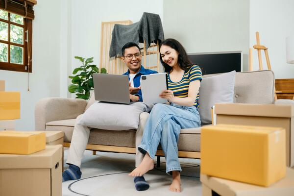 Mulher asiática atraente usa pano casual em casa isolar quarentena gosta de  assistir filme on-line no tablet no sofá na sala de estar em casa fundo  interior