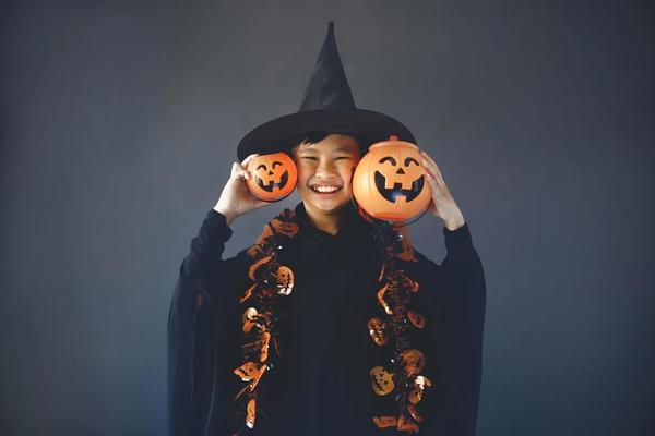 lindo menino asiático comemorando o dia das bruxas vestindo fantasia de  bruxa e segurando acessórios de decoração de halloween 6964611 Foto de  stock no Vecteezy