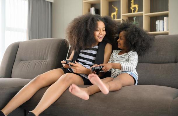 dois irmãos de uma família afro-americana. relaxe e jogue jogos online na  sala da casa. 9232115 Foto de stock no Vecteezy