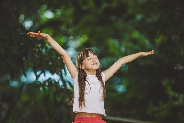 Retrato Ao Ar Livre De Uma Menina De 8 Anos Bonito. Uma Menina Sorrindo Para  A Câmera. Foto Royalty Free, Gravuras, Imagens e Banco de fotografias.  Image 174338419