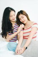 lgbtq, conceito lgbt, homossexualidade, retrato de duas mulheres asiáticas posando felizes juntos e mostrando amor um pelo outro enquanto estão juntos foto