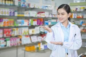 retrato de farmacêutico feminino trabalhando em uma farmácia moderna. foto