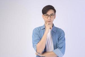 retrato de homem asiático de óculos sobre estúdio de fundo branco, conceito de cuidados com os olhos. foto