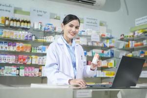 farmacêutico feminino aconselhando cliente por videochamada em uma farmácia moderna. foto