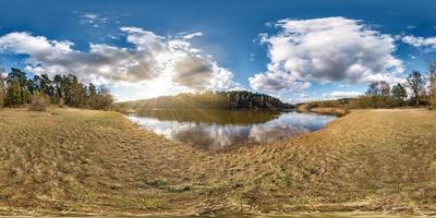 panorama esférico completo sem costura vista de ângulo de 360 graus na margem do rio largo neman à noite com belas nuvens em projeção equirretangular, conteúdo de realidade virtual vr ar pronto foto