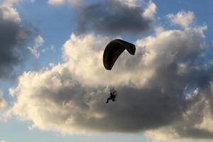 parapente no céu sobre o mar mediterrâneo. foto