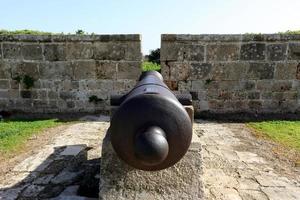 21 de janeiro de 2019 Israel. canhão velho na muralha da fortaleza na cidade de akko. foto