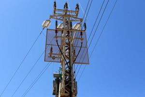 fios elétricos que transportam corrente de alta tensão. foto