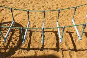 brinquedos e equipamentos esportivos em um playground em israel. foto