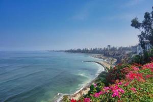 distrito de miraflores em lima no peru no oceano pacífico foto