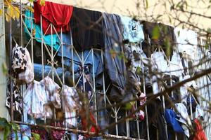 linho lavado seca na rua do lado de fora da janela da casa. foto