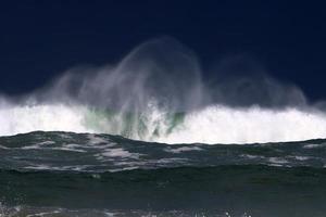 tempestade no mediterrâneo ao largo da costa de israel. foto