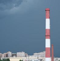 tubos de usina termelétrica, planta industrial em uma cidade. Ecologia e poluição ambiental foto