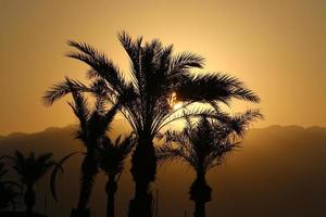 nascer do sol no mar morto em israel. o sol sai de trás das montanhas na jordânia. foto