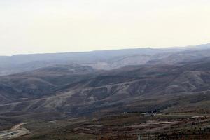 o deserto da Judéia no Oriente Médio em Israel. desde os tempos antigos, este lugar serviu de refúgio para eremitas e rebeldes. foto