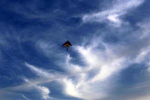 o céu sobre o mar mediterrâneo no norte de israel. foto