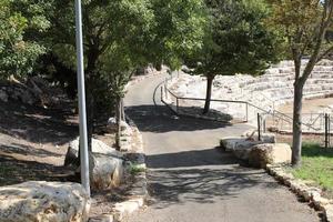 estrada para caminhar no parque da cidade. foto