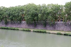 roma itália 9 de maio de 2022 rio cheio de fluxo no centro de roma. foto