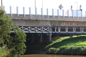 ponte sobre um rio em israel. foto